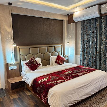 Hotel Manora Palace Srīnagar Exterior foto